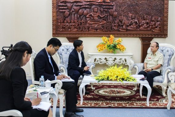 «ជំនួបជាមួយគោរមវន្តកិត្តិនីតិកោសលបណ្ឌិត ឱម យ៉ិនទៀង»