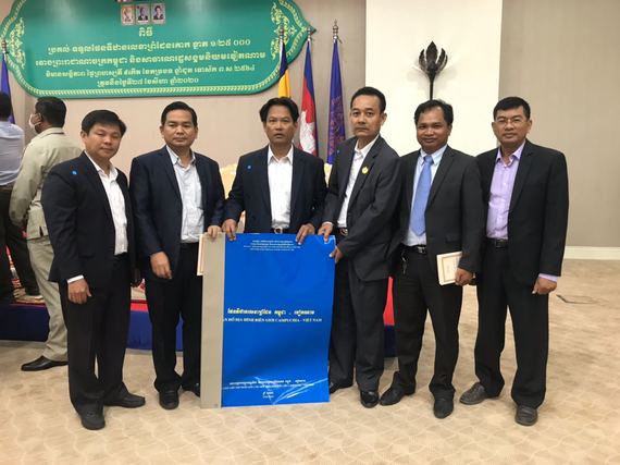«ឯកឧត្តមបណ្ឌិតសភាចារ្យ សុខ ទូច ដឹកនាំក្រុមការងារស្រាវជ្រាវព្រំដែន៥នាក់ចូលរួម
ពិធីប្រគល់-ទទួល ផែនទីឋានលេខាព្រំដែនគោក ខ្នាត ១/២៥ ០០០ រវាងព្រះរាជាណាចក្រកម្ពុជា និងសាធារណរដ្ឋសង្គមនិយមវៀតណាម»