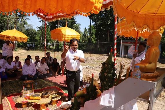 ឯកឧត្តមបណ្ឌិត យង់ ពៅ ប្រធានក្រុមការងាររាជរដ្ឋាភិបាលចុះមូលដ្ឋានឃុំត្រពាំងធំខាងជើង ស្រុកត្រាំកក់បានដឹកនាំសមាជិក សមាជិកាចូលរួមកម្មវិធីបញ្ចុះបឋមសិលាកសាងសាលាបុណ្យនៅវត្តពោធិ៍រុន
