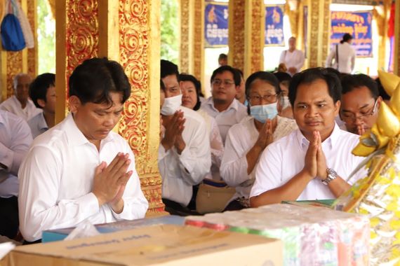 ឯកឧត្តមបណ្ឌិតសភាចារ្យ សុខ ទូច និងក្រុមការងារចូលរួមពិធីកាន់បិណ្ឌ៥ នៅវត្តទាំង៥ក្នុងឃុំត្រពាំងធំខាងជើង
