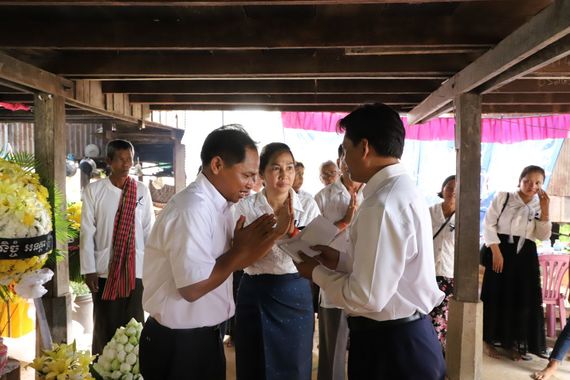 ឯកឧត្តមបណ្ឌិតសភាចារ្យ សុខ ទូច អញ្ជើញដឹកនាំថ្នាក់ដឹកនាំ និងមន្ត្រីរាជការនៃរាជបណ្ឌិត្យសភាកម្ពុជាទាំងអស់ចូលរួមគោរពវិញ្ញាណក្ខន្ធឧបាសិកា «ញ៉ឹក សុក»
