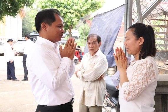 « ឯកឧត្តមបណ្ឌិត យង់ ពៅ អញ្ជើញគោរពវិញ្ញាណក្ខន្ធឯកឧត្តមសាស្ត្រាចារ្យបណ្ឌិត ស៊ឹម សៀងប៉ាវ»