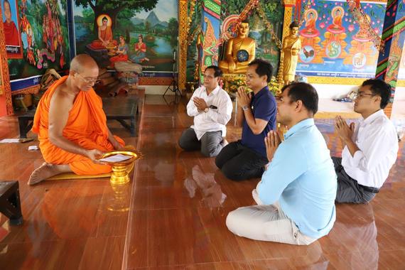 ឯកឧត្តមបណ្ឌិត យង់ ពៅ និងសហការីអញ្ជើញចូលរួមអង្គកឋិនទាននៅវត្តពោធិ៍ដុះ