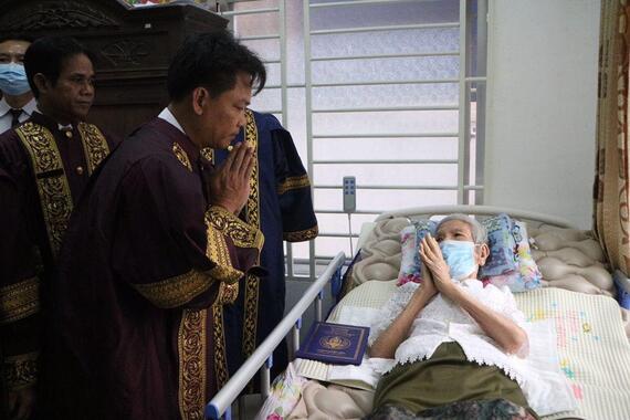 លោកស្រី ឡាយ ហ៊ុនគី ហៅអ្នកស្រី ត្រឹង ងា ទទួលសញ្ញាបត្រនិងឯកសណ្ឋានកិត្តិបណ្ឌិត នៃរាជបណ្ឌិត្យសភាកម្ពុជា