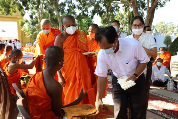 ឯកឧត្តមបណ្ឌិត យង់ ពៅ និងក្រុមការងាររាជរដ្ឋាភិបាលចុះមូលដ្ឋានឃុំត្រពាំងធំខាងជើងអញ្ជើញរាប់បាត្រព្រះសង្ឃនៅវត្តមង្គលមានលក្ខណ៍