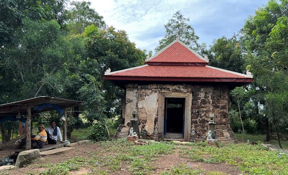 ប្រាសាទព្រះធាតុបារាយណ៍ និង រចនាសម្ព័ន្ធបុរាណវត្ថុនៅជុំវិញតំបន់ប្រាសាទ

ដោយ៖ បណ្ឌិត ផុន កសិកា ប្រធានវិទ្យាស្ថានមនុស្សសាស្ត្រនិងវិទ្យាសាស្ត្រសង្គម
រាជបណ្ឌិត្យសភាកម្ពុជា