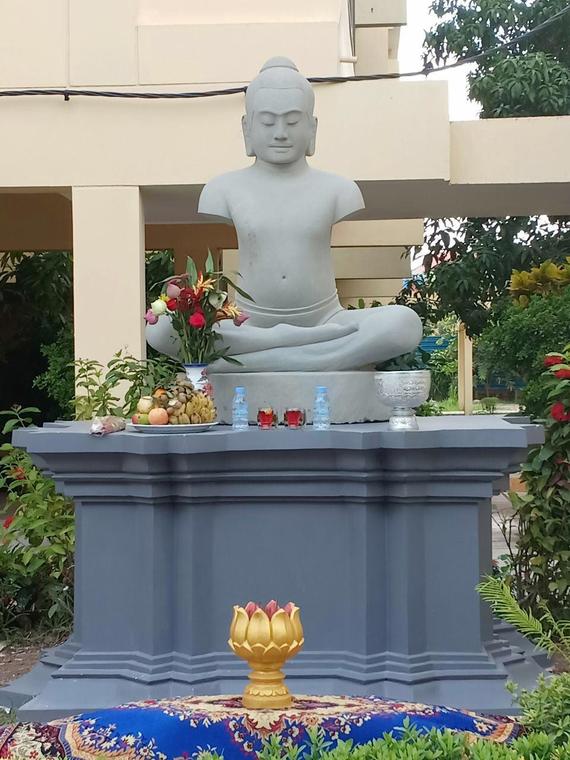 «ពិធីយាងរូបសំណាកព្រះបាទជ័យវរ្ម័នទី៧គង់នៅលើអសនៈក្នុងបរិវេណនៃរាជបណ្ឌិត្យសភាកម្ពុជា...»