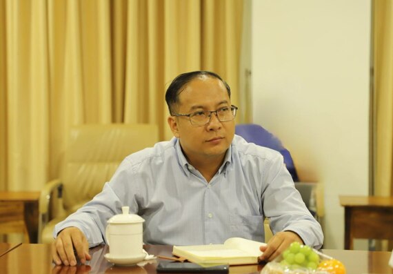 គុណសម្បត្តិនិងគុណវិបត្តិក្នុងការប្រើវិធីសាស្រ្តបង្រៀនបញ្ច្រាស់
(Flipped Classroom))​ក្នុងការបង្រៀននិងរៀនភាសាអង់គ្លេស

ដោយ៖ លោក ឆោម ជុំរ៉ុង- លេខាធិការដ្ឋានក្រុមប្រឹក្សាបណ្ឌិតសភាចារ្យ