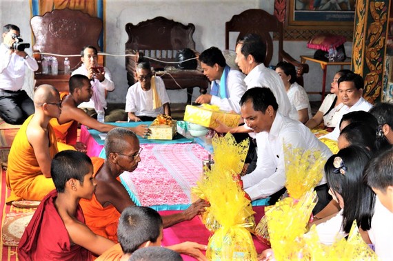 ថ្នាក់ដឹកនាំ និងមន្រ្តីរាជបណ្ឌិត្យសភាកម្ពុជាចូលរួមកាន់បិណ្ឌទី១០ នៅវត្តពោធិ៍រុន ក្នុងឃុំត្រពាំងធំខាងជើង