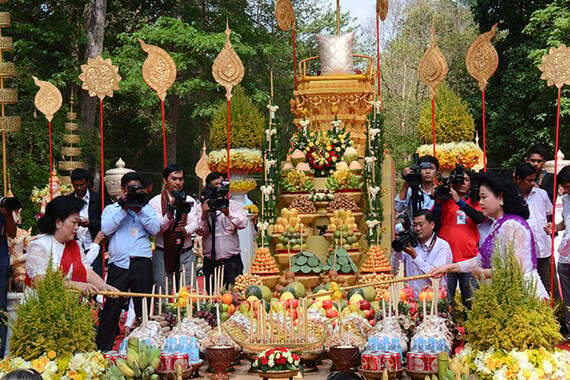 ពិធីចូលឆ្នាំប្រពៃណីជាតិខ្មែរ

ដោយ៖ បណ្ឌិត យ៉ាន់ វិភារតន៍ ប្រធាន នាយកដ្ឋាន ផ្នែកសិល្បៈទស្សនីយភាពនៃវិទ្យាស្ថានវប្បធម៌ និងវិចិត្រសិល្ប: