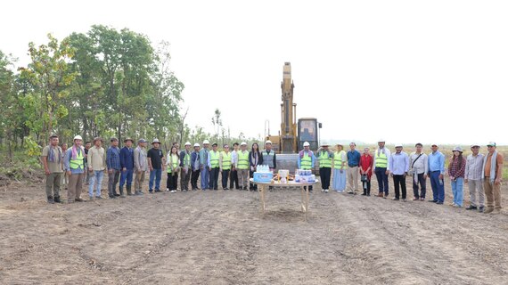 «ពិធីបើកការដ្ឋានជីកប្រឡាយព្រំដីនៅឧទ្យានរាជបណ្ឌិត្យសភាកម្ពុជាតេជោសែនឫស្សីត្រឹប»