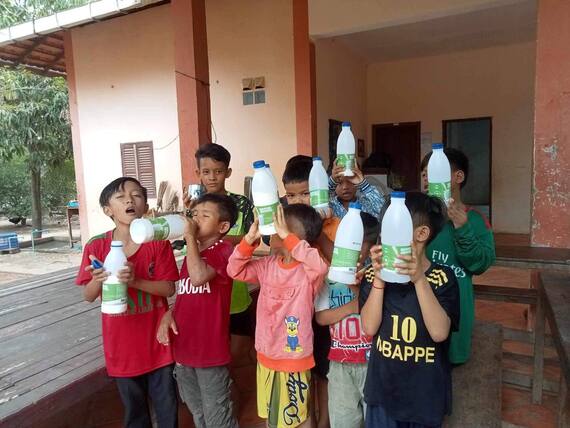 រាជបណ្ឌិត្យសភាកម្ពុជាបន្តផ្ដល់ទឹកដោះគោស្រស់ជូនកុមារកំព្រា កុមារមានពិការភាព នៅមណ្ឌលកុមារកំព្រា២កន្លែងនៅរាជធានីភ្នំពេញ
