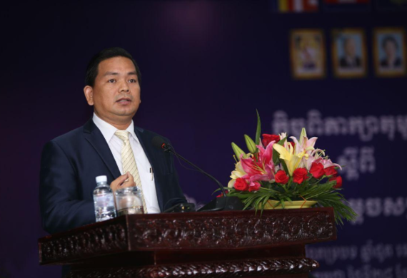 ជនជាតិវៀតណាមមួយចំនួនព្យាយាមចាក់ទឹកត្រីលើដំបៅចាស់!