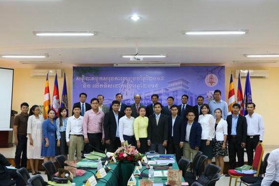 « ថ្នាក់ដឹកនាំ និងមន្ត្រីលេខាធិការដ្ឋានក្រុមប្រឹក្សាបណ្ឌិតសភាចារ្យ  ទទួលបានគ្រឿងឥស្សរិយយសការងារ និងបណ្ណសរសើរ...»