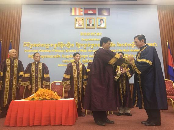 រដ្ឋមន្ត្រីក្រសួងធនធានទឹក ទទួលបានសញ្ញាបត្រកិត្តិបណ្ឌិត ផ្នែកគ្រប់គ្រងធនធានទឹក