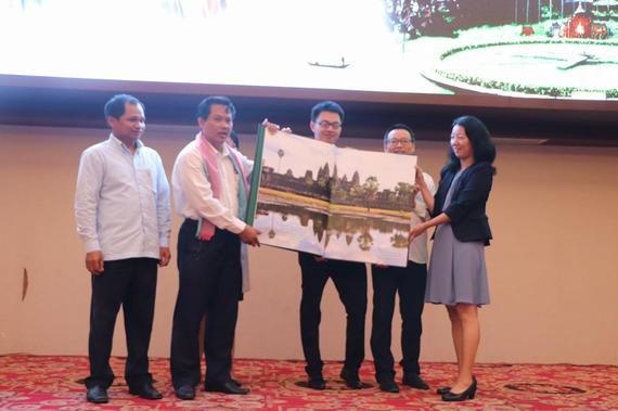 សៀវភៅខ្នាតធំអំពីប្រាសាទបុរាណនៅកម្ពុជា