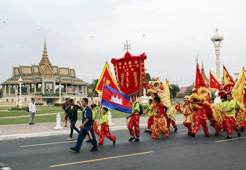 «ឥទ្ធិពលជនជាតិចិននៅកម្ពុជា»

ដោយ បណ្ឌិត ឈត ប៊ុនថង
ប្រធានផ្នែកទំនាក់ទំនងវប្បធម៌ អប់រំ និងទេសចរណ៍ នៃវិទ្យាស្ថានទំនាក់ទំនងអន្តរជាតិកម្ពុជា
នៃរាជបណ្ឌិត្យសភាកម្ពុជា