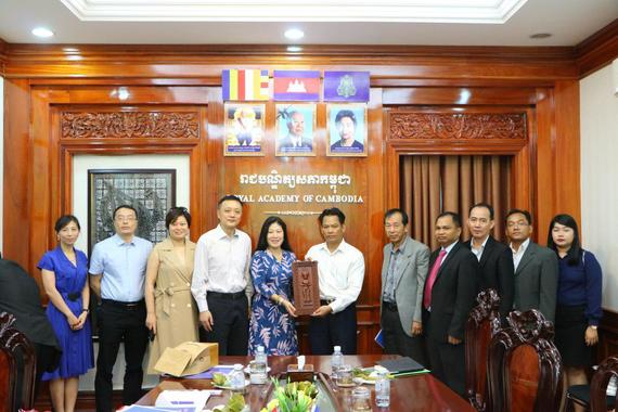 «រាជបណ្ឌិត្យសភាកម្ពុជានឹងបញ្ជូននិស្សិតកម្ពុជាចំនួន២០ រូបទៅសិក្សាថា្នក់បរិញ្ញាបត្រជាន់ខ្ពស់ភាសាចិននៅក្នុងប្រទេសចិន»

ដោយ​៖ ស៊ឺន  សម