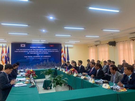 «ស្ថាប័នស្រាវជ្រាវធំទាំងពីរ កម្ពុជា-កូរ៉េ ផ្តើមជួបគ្នា ដើម្បីអភិវឌ្ឍវិស័យស្រាវជ្រាវវិទ្យាសាស្ត្រនៅកម្ពុជា»