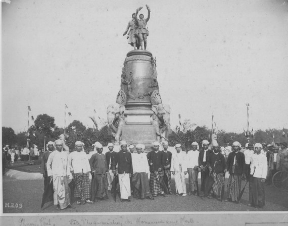 «វិមានរំឭកដល់អ្នកស្លាប់ក្នុងសង្គ្រាមលោកលើកទី១» 
ភាគទី៧ - វគ្គទី៤
ដោយ៖ លោកស្រី ស៊ន ច័ន្ទអមរា 
មន្ត្រីលេខាធិការដ្ឋាននៃក្រុមប្រឹក្សាបណ្ឌិតសភាចារ្យ នៃរាជបណ្ឌិត្យសភាកម្ពុជា