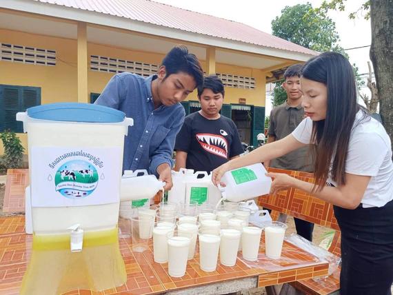 «ទឹកដោះគោតេជោសែនឫស្សីត្រឹប ទឹកដោះគោនៃក្តីស្រឡាញ់»

ដោយ៖ ម៉ៅ សុគន្ធា