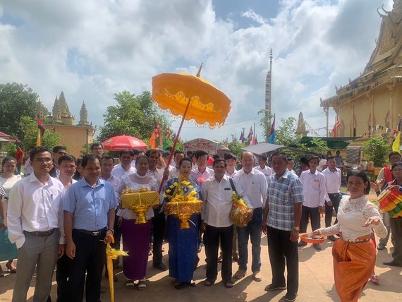 អគ្គលេខាធិការ រាជបណ្ឌិត្យសភាកម្ពុជា ដឹកនាំក្រុមការងារដង្ហែរកឋិនទានទៅវត្តសិរីដំណាក់