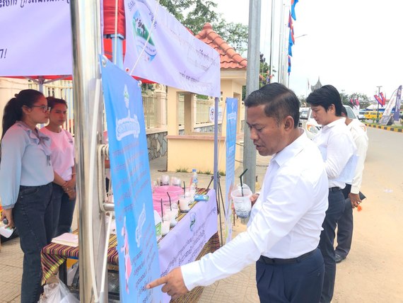 «ទឹកដោះគោស្រស់តេជោសែនឫស្សីត្រឹប កំពុងមានវត្តមានក្នុងឱកាសនៃពិធីបុណ្យអុំទូកនាខេត្តកំពង់ស្ពឺ...»