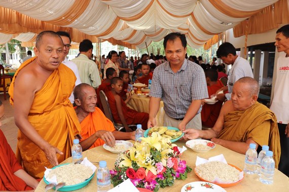 «ឯកឧត្តមបណ្ឌិត យង់ ពៅ ដឹកនាំសហការី និងប្រជាពលរដ្ឋពិសាអំបុក ដើម្បីការពារជាតិ សាសនា ព្រះមហាក្សត្រ នៅក្នុងមូលដ្ឋានឃុំត្រពាំងធំខាងជើង ស្រុកត្រាំកក់ ខេត្តតាកែវ»