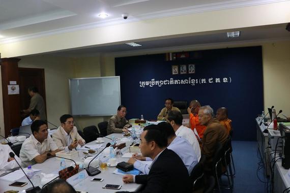 «ប្រជុំដើម្បីពិនិត្យគោលការណ៍ក្នុងការសរសេរអក្សរខ្មែរ ជាអក្សរឡាតាំង....»