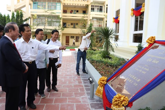 «ឯកឧត្តមបណ្ឌិតសភាចារ្យ សុខ ទូច និងអ្នកឧកញ៉ាកិត្តិបណ្ឌិត ពុង ឃាវសែ អញ្ជើញត្រួតពិនិត្យអគារ ឥន្ទ្រទេវី»