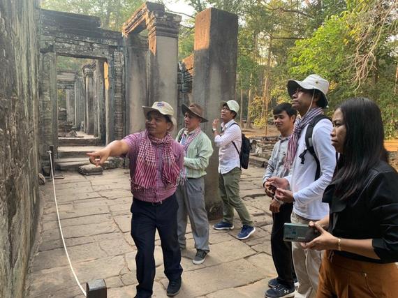 ឯកឧត្តមបណ្ឌិត យង់ ពៅ អគ្គលេខាធិការនៃរាជបណ្ឌិត្យសភាកម្ពុជា ដឹកនាំក្រុមការងារជំនាញចុះសិក្សាស្រាវជ្រាវគម្រោងស្ដីពី «អត្តសញ្ញាណព្រះបាទជ័យវរ្ម័នទី៧»

ដោយ៖ តាកេត ស័កដា
