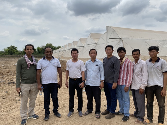 លោកបណ្ឌិត ផុន កសិកា ប្រធានសី្តទី និង ក្រុមស្រាវជ្រាវនៃវិទ្យាស្ថានមនុស្សសាស្ត្រនិងវិទ្យាសាស្ត្រសង្គម ចុះសិក្សាស្វែងយល់ពីបច្ចេកទេសដំាបន្លែសរីរាង្គរបស់ក្រុមហ៊ុនអាគ្រីសម្បតិ្តខ្មែរ